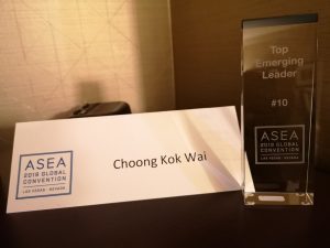 現在の事業発展: ASEAにおいてトリプルダイヤモンド(Triple Diamond)の成果を達成し、3万人以上のパートナーから成る国際的なチームを率いています。事業は20か国以上に広がり、酸化還元シグナル分子技術製品の普及を推進し、大健康分野の市場拡大を目指しています。